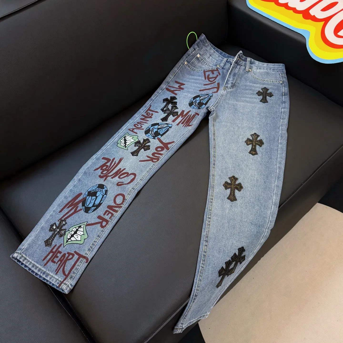 P260 style number: D349 Chromehearts1of1 Crow Mattyboy graffiti jeans, ceiling-level jeans, a pair is hard to find at the counter‼ ️About Zangyin✅This is an extremely luxurious fashion brand that can also be called the aristocracy of the high street. It has always been an exclusive brand for some hipsters or rich second generations. The color of this model is already very eye-catching by using a unique washed material. It is decorated with pink patch cross flowers, which cleverly highlights the charm of the brand. Secondly, this model adopts a classic high-waist cut design, which highlights the long legs and fashionable temperament of the upper body. The brand is highly recognizable and the slim-fitting configuration is more suitable for daily wear. The personality will be fashionable and the specifications can be seen at a glance. Materials and technology ✅ Needless to say, this point goes without saying. As an excellent craftsman brand, Zangyin's requirements for details and craftsmanship are really perfect. The washed color of this model has gone through a lot of processes, not to mention the embellishment of the denim appliqués. It is also purely handmade and sewn. Just like what they believe in, only handmade things have soul and have the meaning of wearing. A top-notch heavy-duty fashionable denim item, recommended by both hands‼ ️ Size: 28, 30, 32, 34, 36 (S-XXL) Color: black Size reference: Pants length 100 102 104 106 106 Waist 72 76 80 84 88 Recommended weight S (about 130 pounds) M (about 120 pounds) L (about 140 pounds) XL (about 165) XXL (about 185)